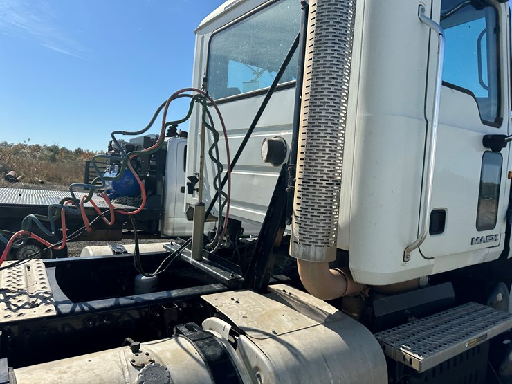 #32746-•-2014-mack-chu-t/a-daycab-truck-tractor-vin:-1m2an07y4em016702-image-42