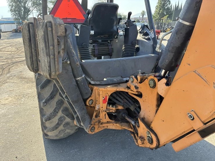 2018-case-580sn-image-13