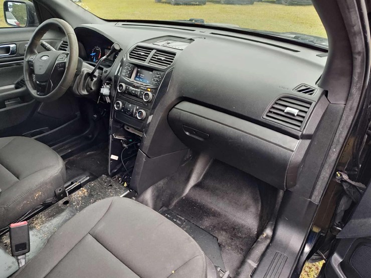 2018-ford-explorer-image-26