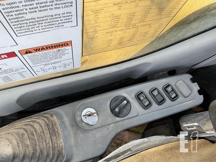 2010-komatsu-pc228-image-15