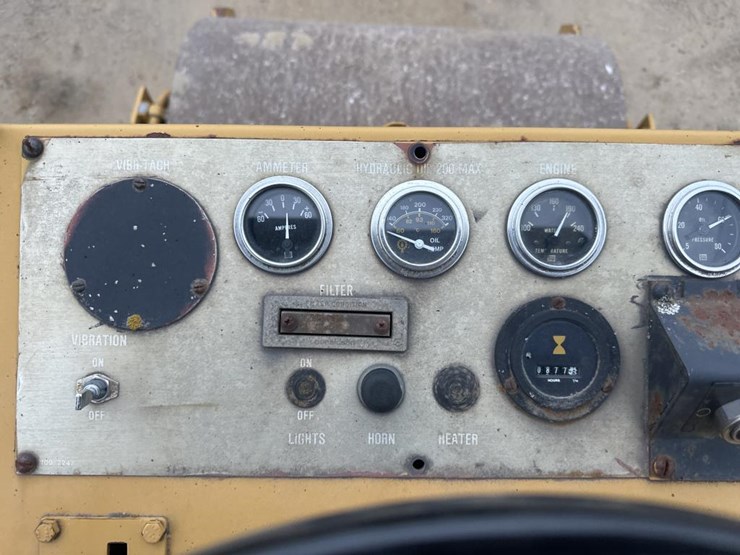 2017-caterpillar-cs-323-image-26