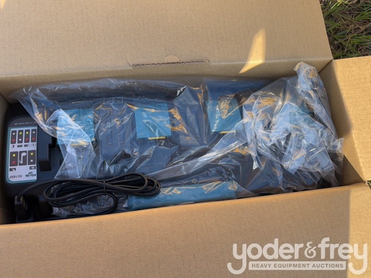 makita-18-volt-4-bank-charger-image-1