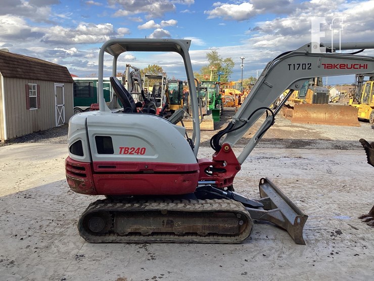 2018-takeuchi-tb240-image-5