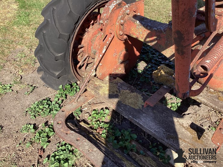 farmall-2wd-tractor-image-17