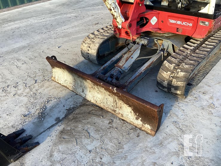 2016-takeuchi-tb240-image-11