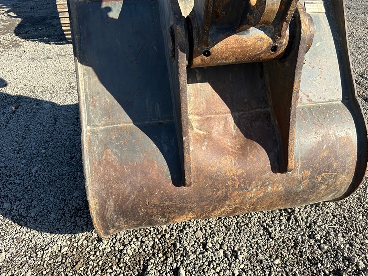 #32825-•-volvo-ec200e-crawler-excavator-image-40