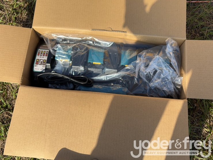 makita-18-volt-4-bank-charger-image-3