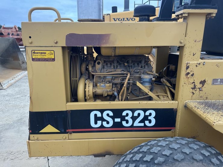 2017-caterpillar-cs-323-image-12
