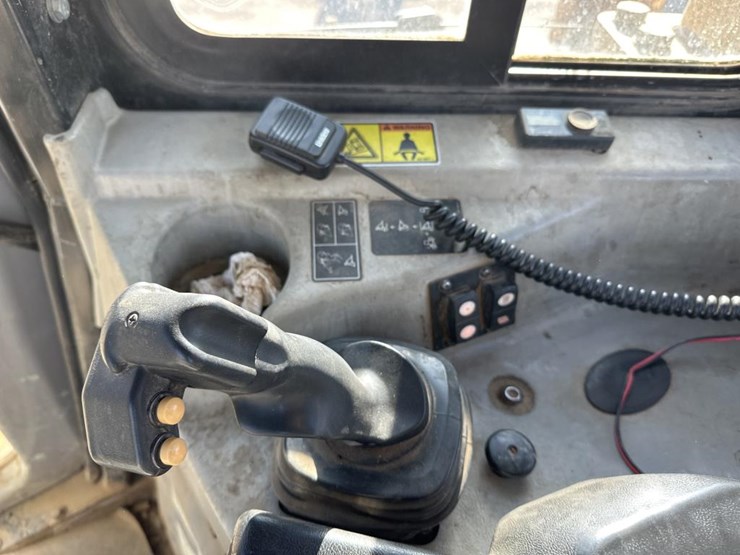 2012-caterpillar-d6t-image-33