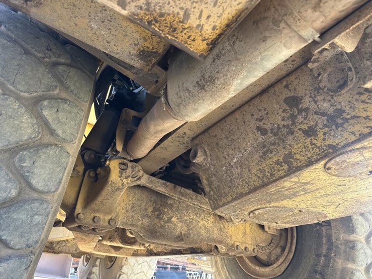 2010-caterpillar-740-image-46