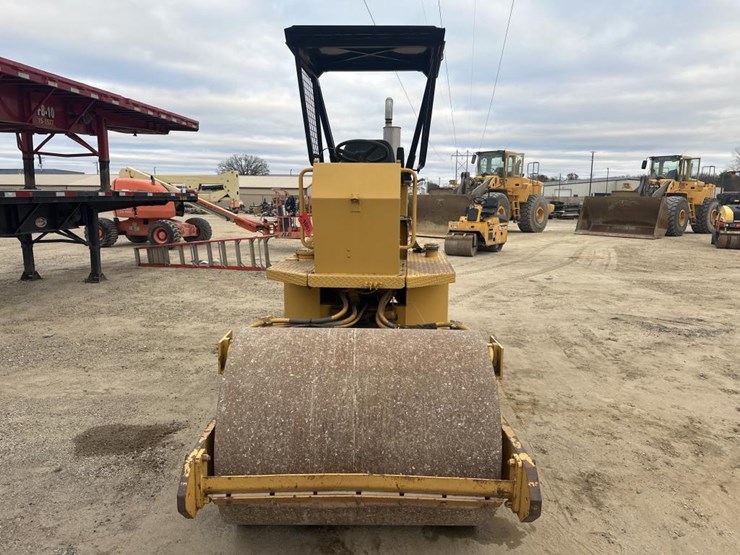 2017-caterpillar-cs-323-image-8