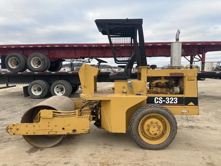 2017-caterpillar-cs-323-image-2
