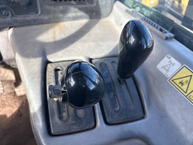 2010-caterpillar-740-image-32