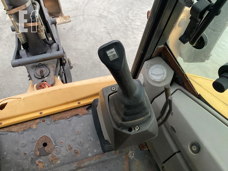 2012-volvo-bl70b-image-16