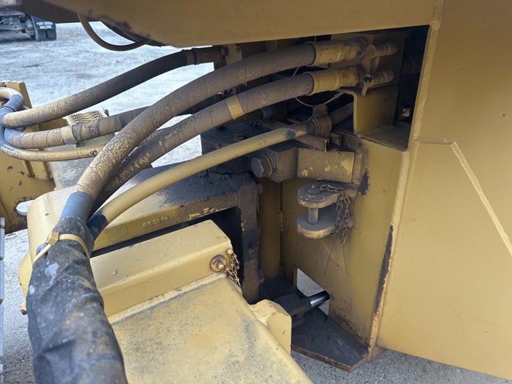 2017-caterpillar-cs-323-image-16