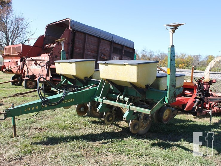 john-deere-7000-image-1