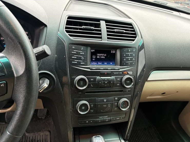 2016-ford-explorer-image-12