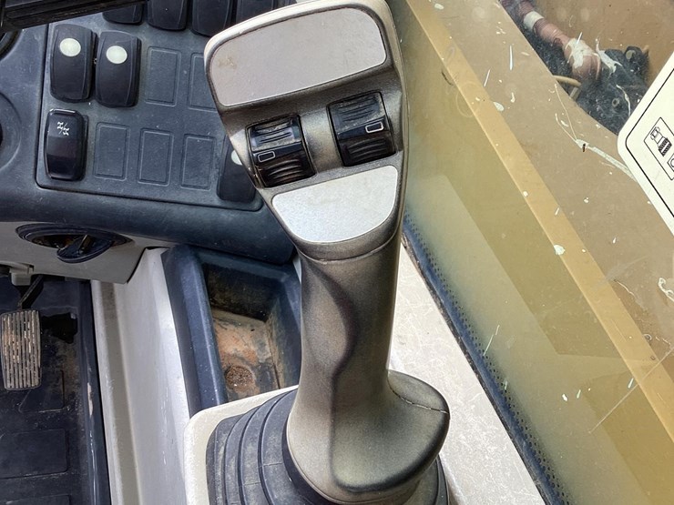 2015-caterpillar-tl1055d-image-14