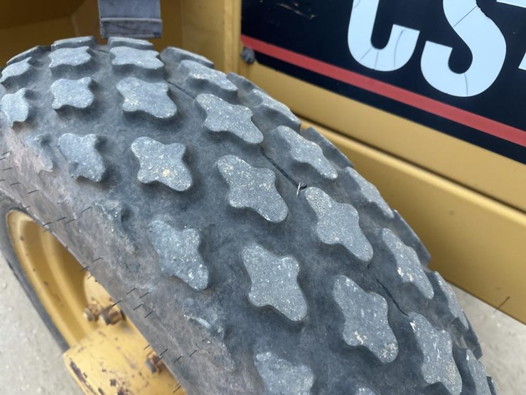 2017-caterpillar-cs-323-image-32