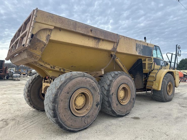 2010-caterpillar-740-image-5