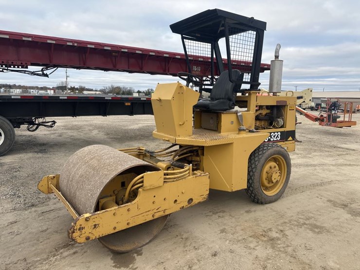 2017-caterpillar-cs-323-image-1