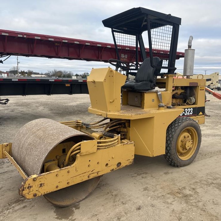 2017 CATERPILLAR CS-323
