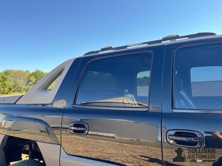 2002-chevrolet-avalanche-1500-image-16