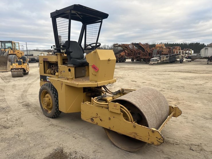 2017-caterpillar-cs-323-image-7