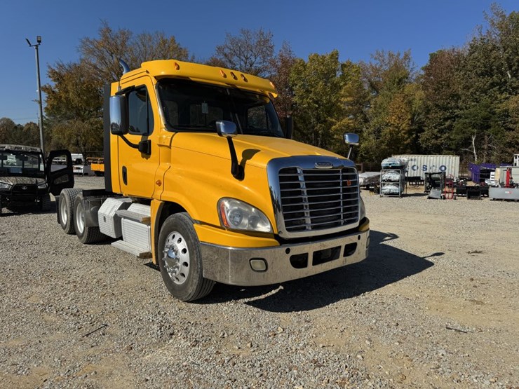 #4649-•-2014-freightliner-125-day-cab-truck-image-2