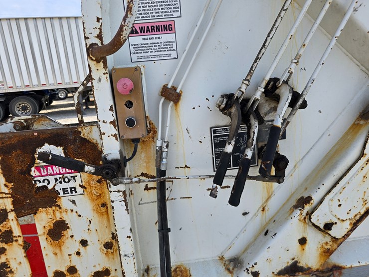 2001-mack-le613-image-89