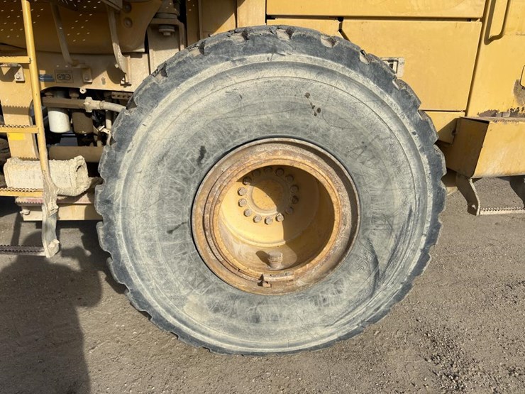 2002-deere-744h-image-39