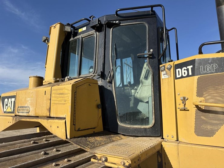 2012-caterpillar-d6t-image-18