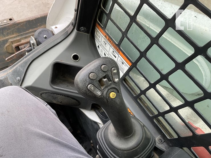 2021-bobcat-t740-image-16