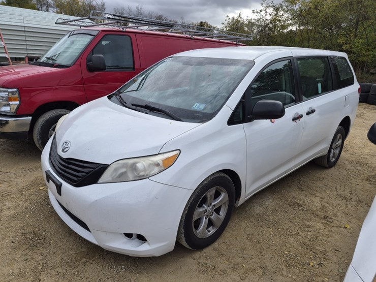 2013-toyota-sienna-image-1