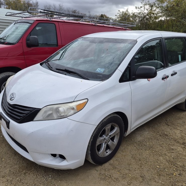 2013 TOYOTA SIENNA