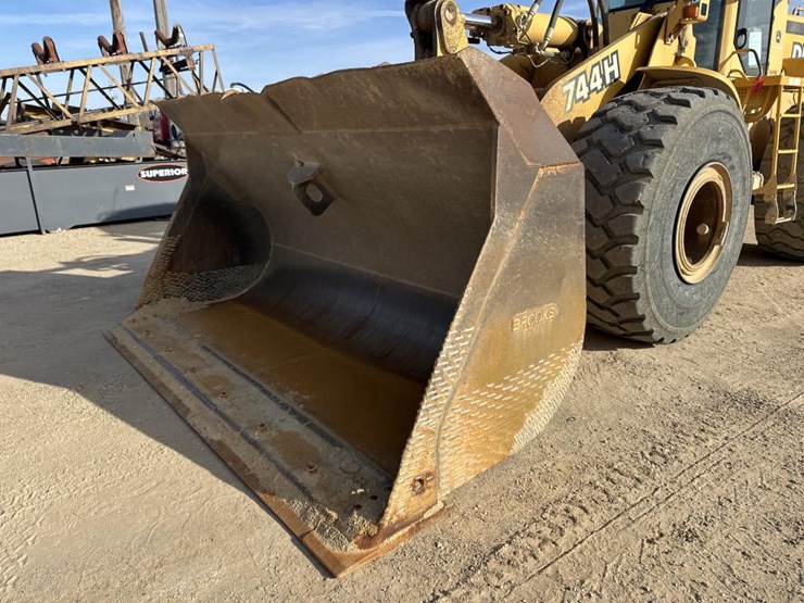 2002-deere-744h-image-9