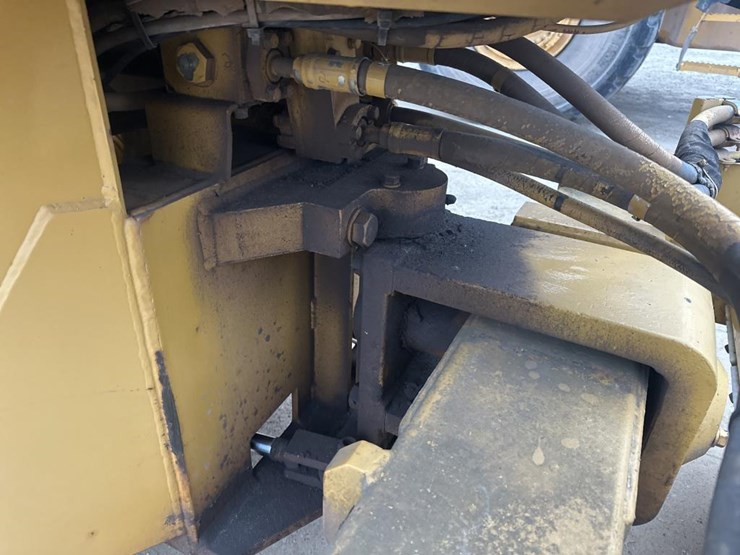 2017-caterpillar-cs-323-image-15