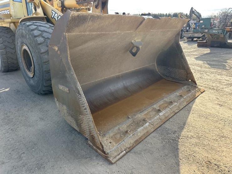 2002-deere-744h-image-13