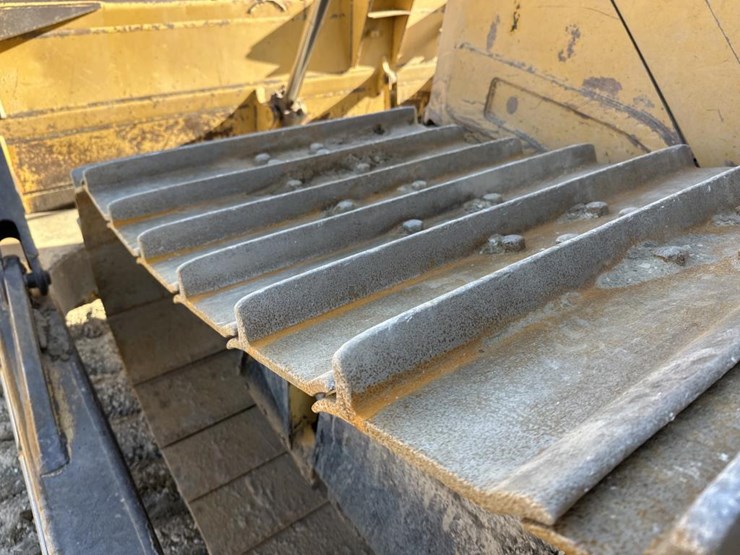 2012-caterpillar-d6t-image-42