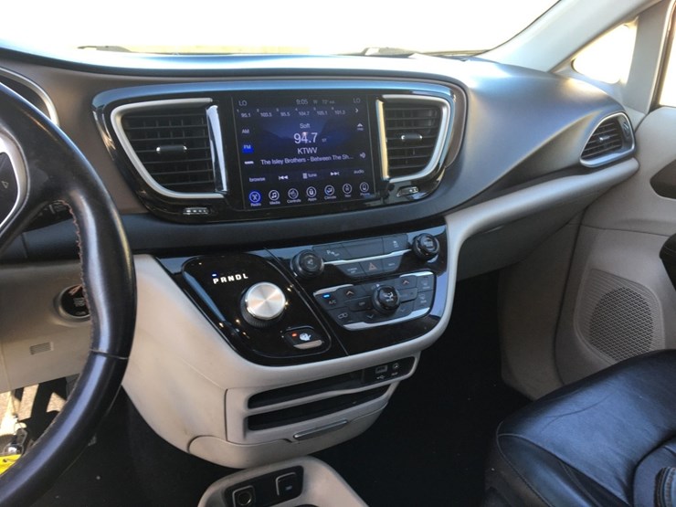 2017-chrysler-pacifica-image-7