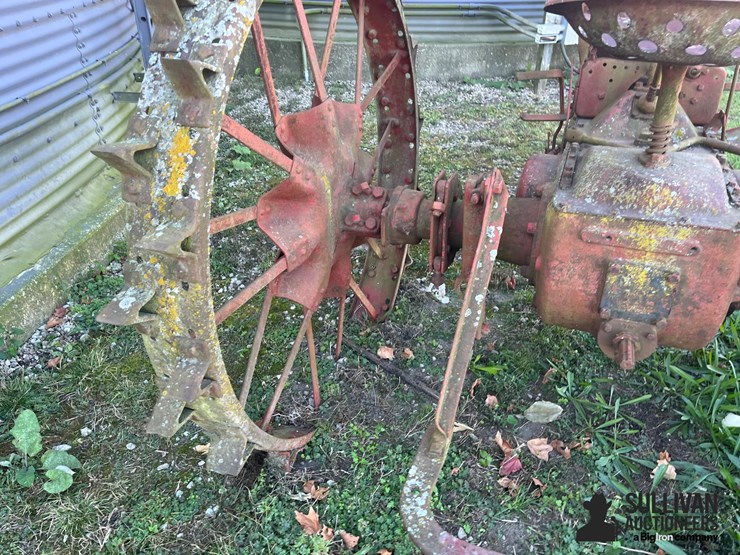 farmall-f-12-2wd-tractor-image-18