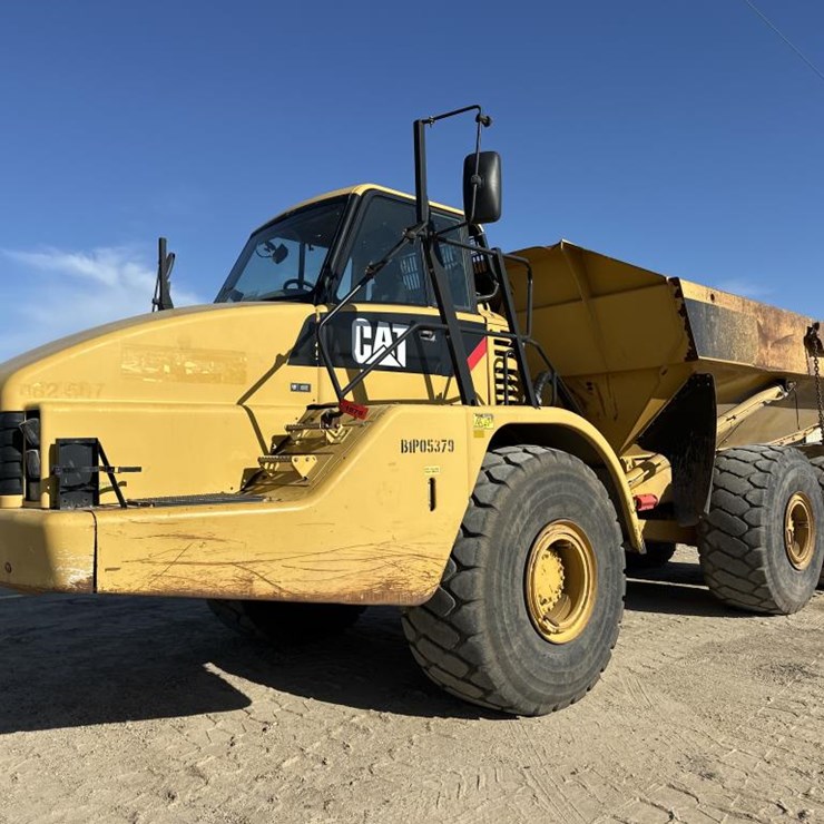 2010 CATERPILLAR 740