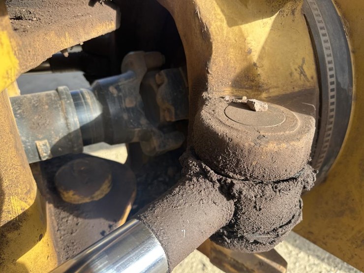 2010-caterpillar-740-image-21