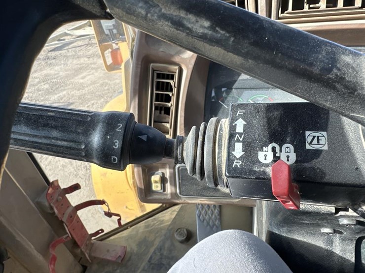 2002-deere-744h-image-36