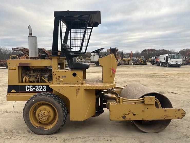 2017-caterpillar-cs-323-image-6