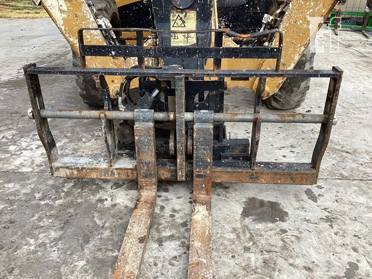 2015-caterpillar-tl1055d-image-9