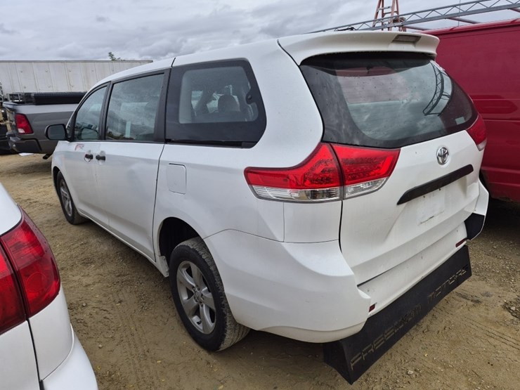 2013-toyota-sienna-image-7