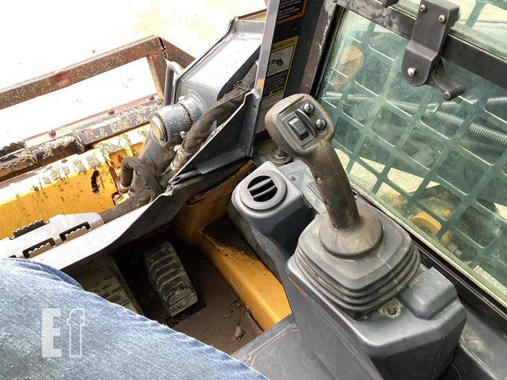 2020-deere-317g-image-16