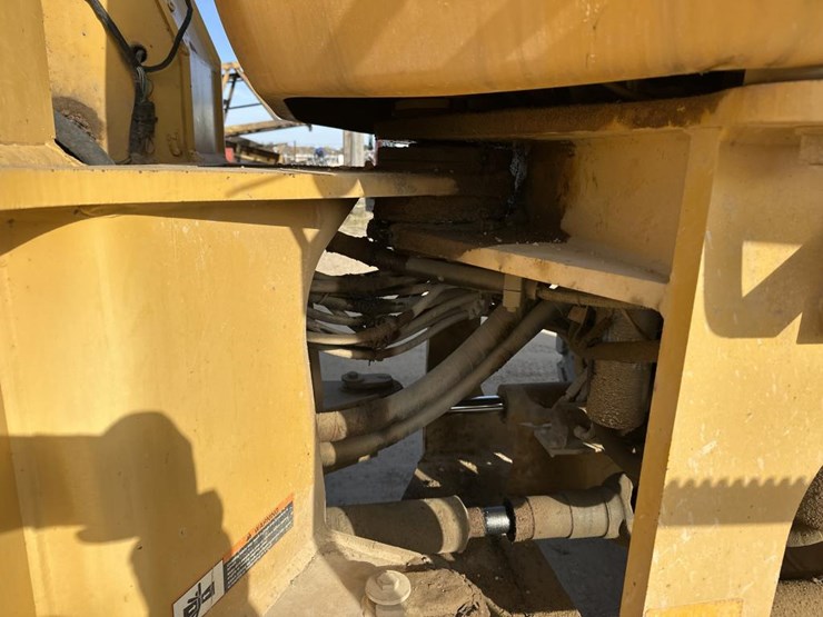 2002-deere-744h-image-22