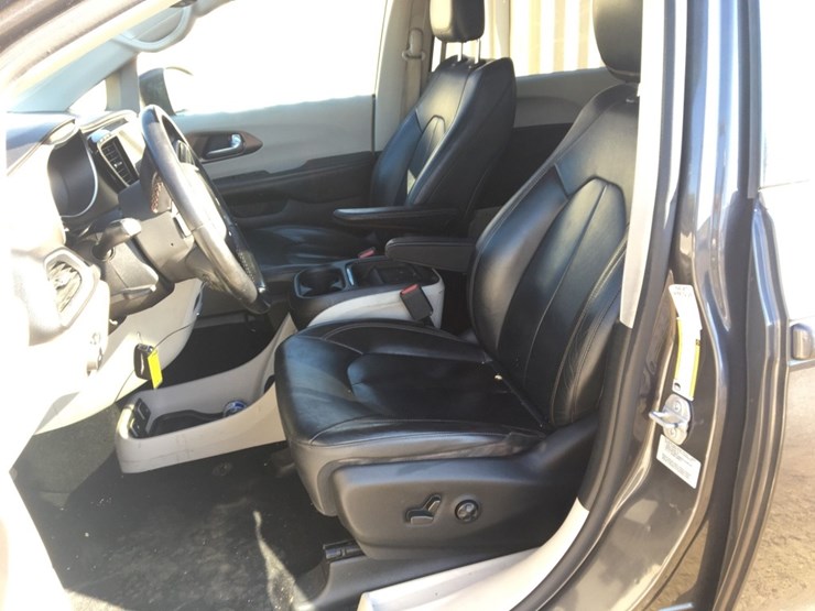 2017-chrysler-pacifica-image-8